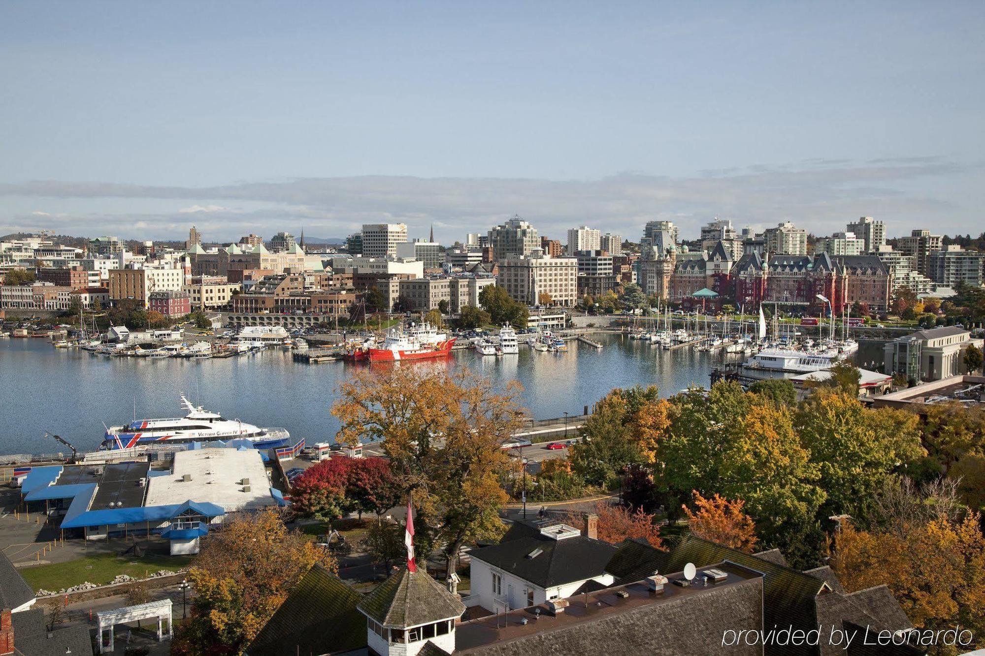 Harbour Towers Hotel & Suites Victoria Exterior foto